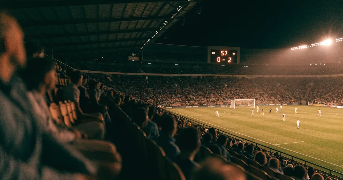 Um marcador eletrónico de um estádio com o resultado a meio da segunda parte, visto das bancadas